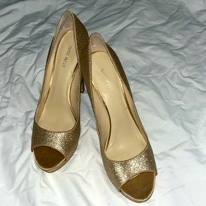 Ladies, size 9 1/2, gold, dress shoe